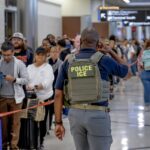 Estados Unidos despliega a los agentes de inmigración en catorce aeropuertos