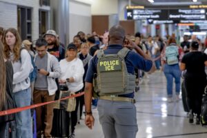 Estados Unidos despliega a los agentes de inmigración en catorce aeropuertos