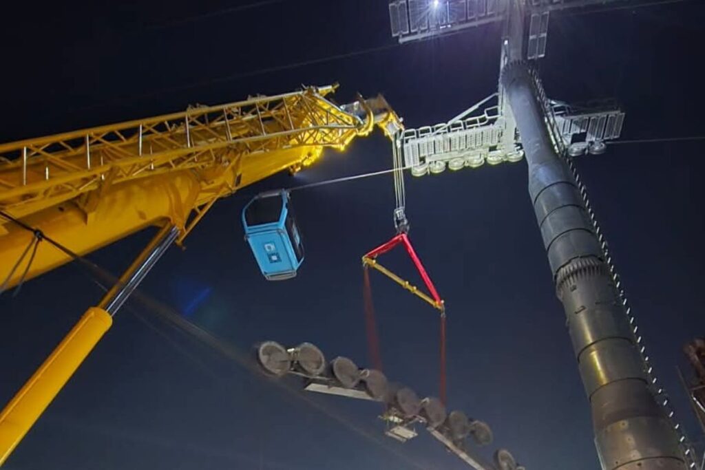 b78bf70ae53e4f979d20b9430a6f54e7