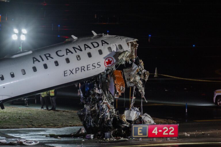 Avión de Air Canada colisiona con un vehículo en el Aeropuerto LaGuardia